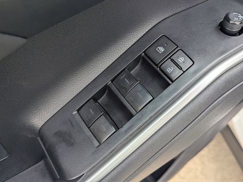 Used 2023 Toyota Highlander XLE image 16