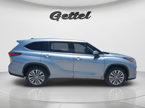 Used 2022 Toyota Highlander Platinum FWD image 4
