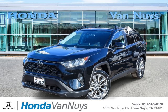 Used 2020 Toyota RAV4 XLE Premium w/ Carpet Mat Package FWD image 1