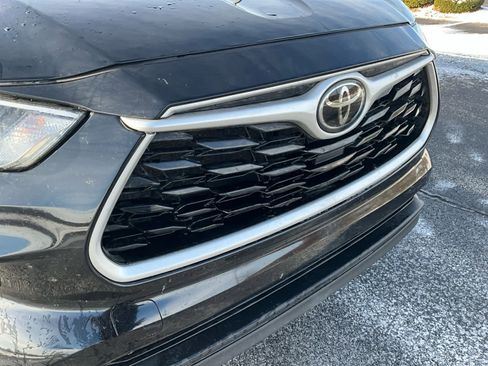 Used 2022 Toyota Highlander XLE image 18