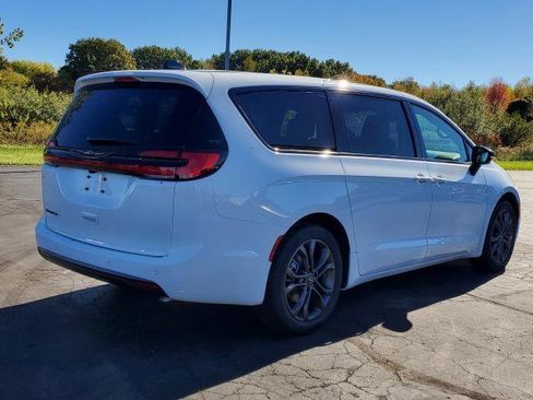 New 2026 Chrysler Pacifica Select image 3