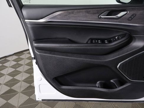 Used 2023 Jeep Grand Cherokee Overland AWD/4WD image 25