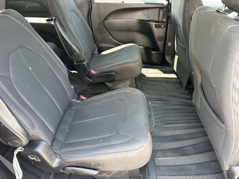 Used 2018 Chrysler Pacifica Touring Plus w/ S Appearance Package FWD image 14