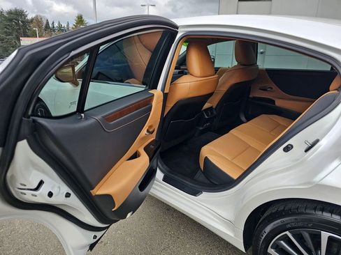 Used 2023 Lexus ES 250 w/ Premium Package image 16