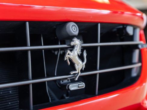 Used 2019 Ferrari Portofino RWD image 12