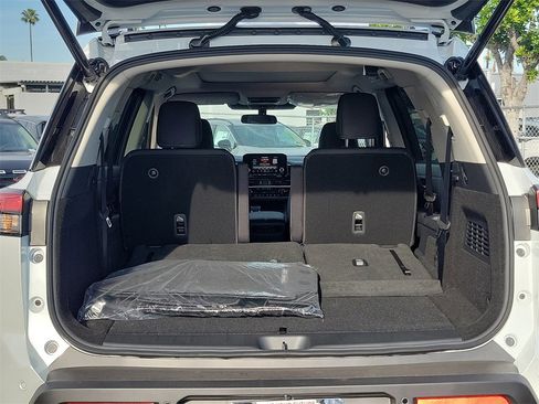 New 2025 Nissan Pathfinder SV w/ SV Premium Package image 17