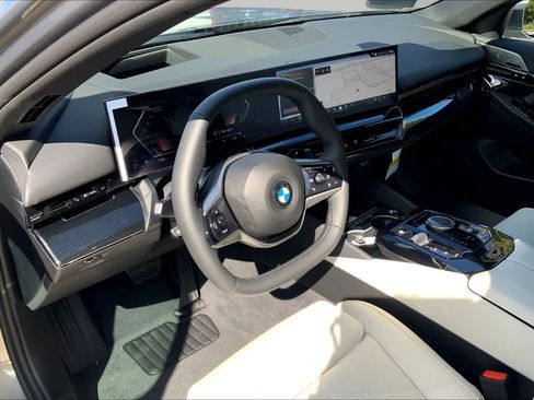 Used 2026 BMW 530i RWD image 9