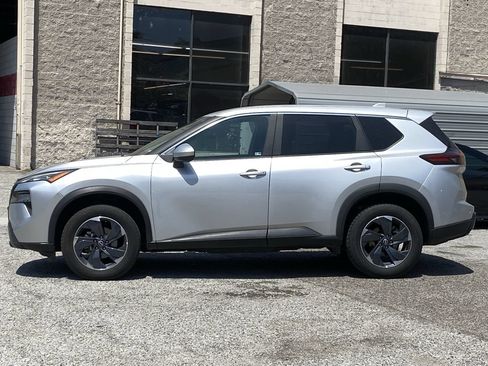 Used 2024 Nissan Rogue SV FWD image 3