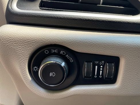 Used 2022 Chrysler Pacifica Touring-L FWD image 11