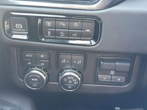 Used 2025 GMC Yukon AT4 Ultimate w/ LPO, Illumination Package AWD/4WD image 34