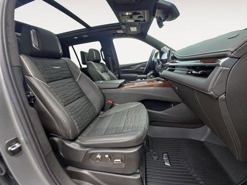Used 2023 Cadillac Escalade Sport Platinum w/ LPO, ONYX Package AWD/4WD image 15