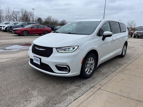 Used 2023 Chrysler Pacifica Touring-L FWD image 2