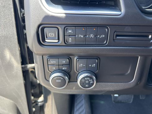 Certified 2021 GMC Yukon XL SLT w/ SLT Luxury Package AWD/4WD image 32