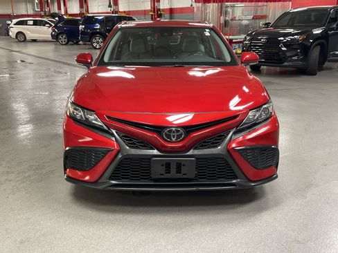 Used 2022 Toyota Camry SE FWD image 3