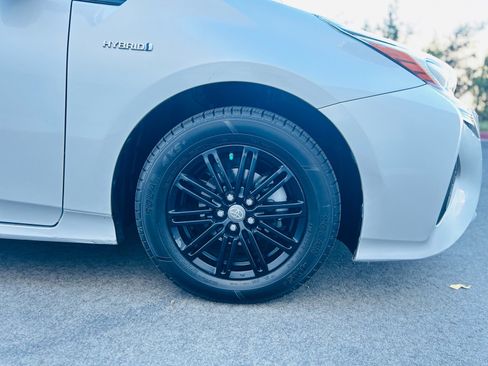 Used 2017 Toyota Prius Two w/ Preferred Accessory Package FWD image 12