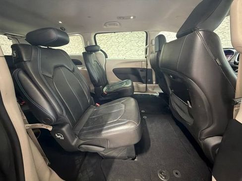 Used 2021 Chrysler Pacifica Touring-L FWD image 12