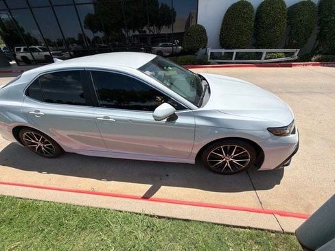 Used 2023 Toyota Camry SE FWD image 2