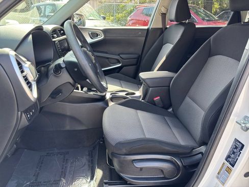 Used 2025 Kia Soul LX w/ LX Technology Package FWD image 24