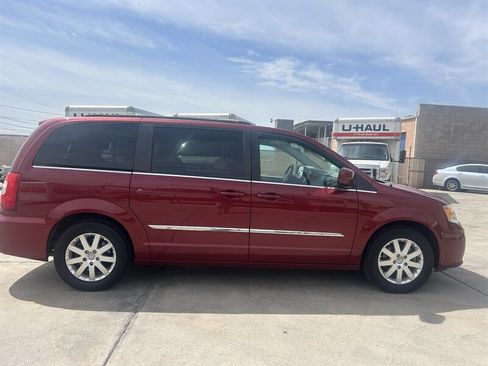 Used 2016 Chrysler Town & Country Touring image 8