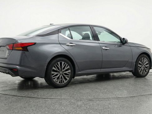 Used 2025 Nissan Altima 2.5 SV image 9