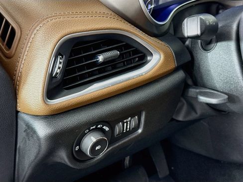 Used 2017 Chrysler Pacifica Limited FWD image 11
