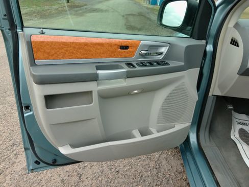 Used 2010 Chrysler Town & Country Limited w/ Entertainment Group #3 image 10