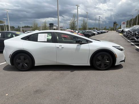 Used 2025 Toyota Prius LE FWD image 2