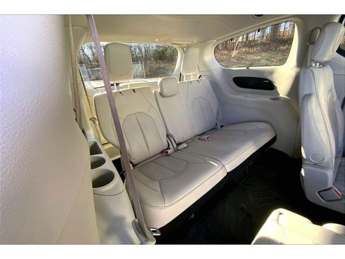 Used 2020 Chrysler Pacifica Touring-L image 23