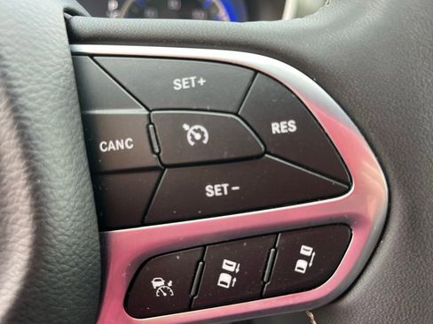 Used 2025 Chrysler Pacifica Select image 14