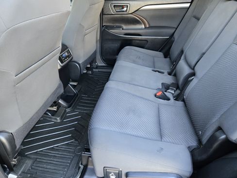 Used 2016 Toyota Highlander LE image 22