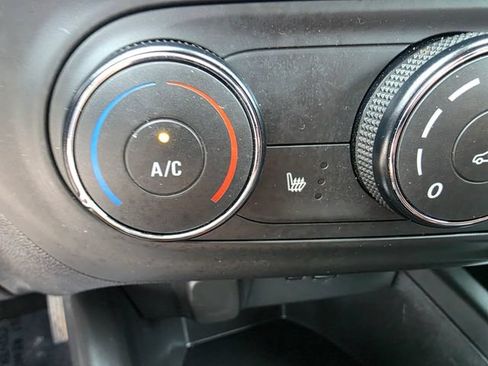 Used 2024 Chevrolet Trax RS FWD image 29