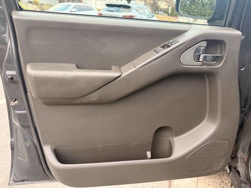 Used 2010 Nissan Frontier SE w/ SE Value Truck Pkg image 9