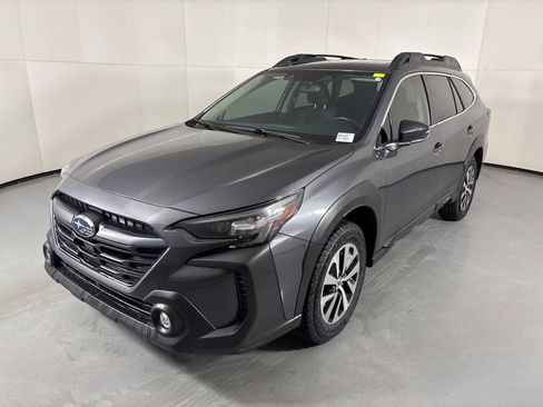 Used 2025 Subaru Outback Premium AWD/4WD image 4