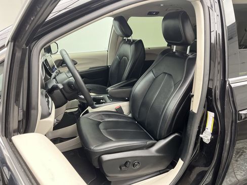 Used 2024 Chrysler Pacifica Touring-L image 9