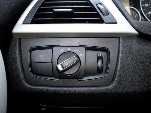 Used 2018 BMW 320i xDrive Sedan image 12