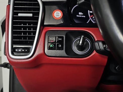 Used 2020 Porsche Cayenne AWD/4WD image 25