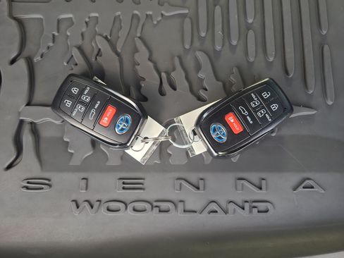 Certified 2025 Toyota Sienna XLE Woodland Edition AWD/4WD image 32