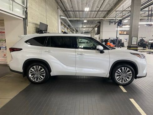 New 2026 Toyota Highlander Platinum image 3