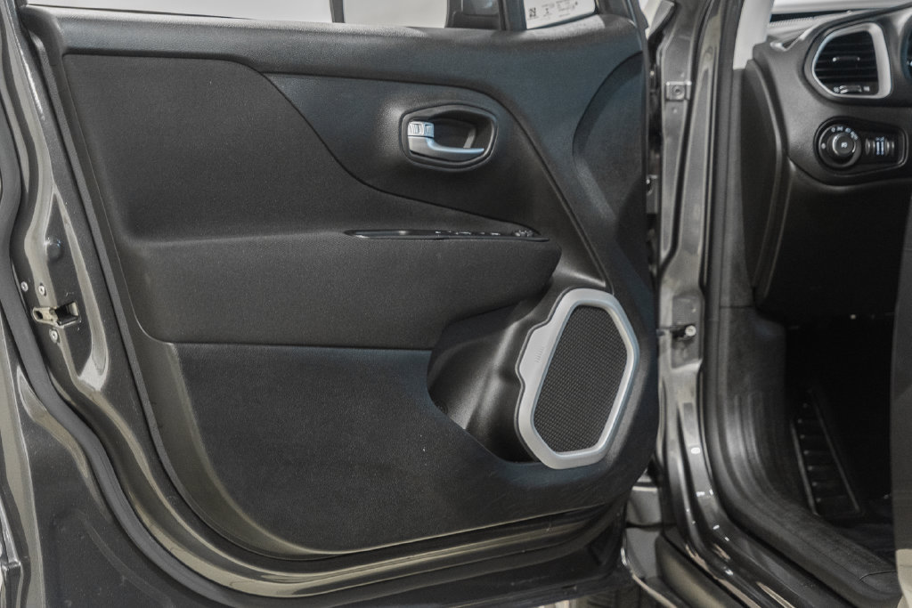 Certified 2018 Jeep Renegade Latitude AWD/4WD image 34