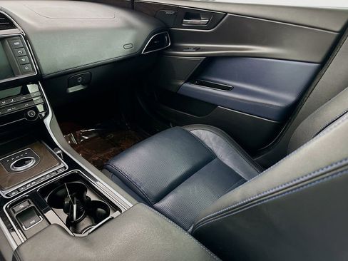 Used 2018 Jaguar XE R-Sport image 31