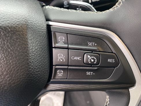 Used 2023 Jeep Grand Cherokee L Laredo image 17