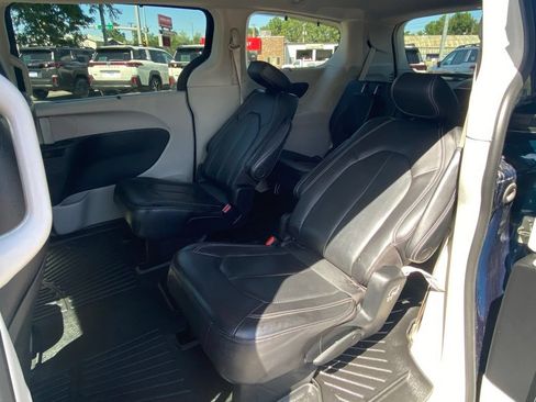Used 2022 Chrysler Pacifica Touring-L AWD/4WD image 11