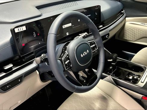New 2025 Kia Carnival EX FWD image 9