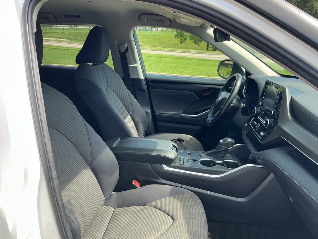 Used 2022 Toyota Highlander LE AWD/4WD image 19