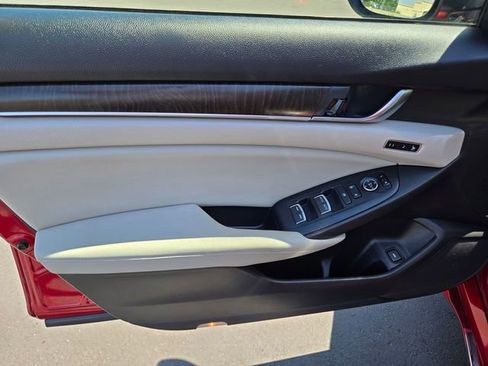 Used 2018 Honda Accord Touring image 16
