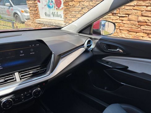Used 2025 Chevrolet Trax LT FWD image 35