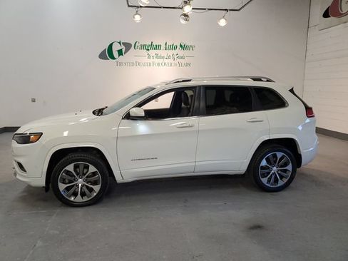 Used 2019 Jeep Cherokee Overland w/ Technology Group AWD/4WD image 3
