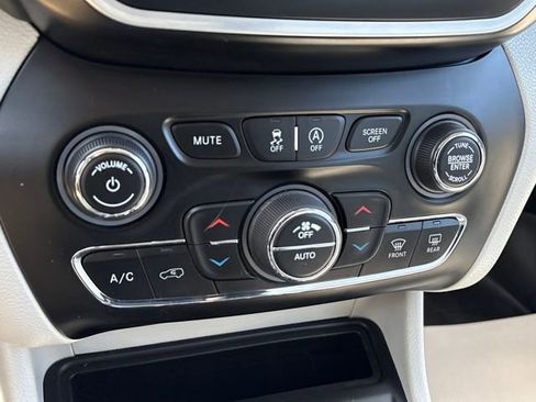 Used 2021 Jeep Cherokee Latitude Lux w/ Comfort/Convenience Group AWD/4WD image 16
