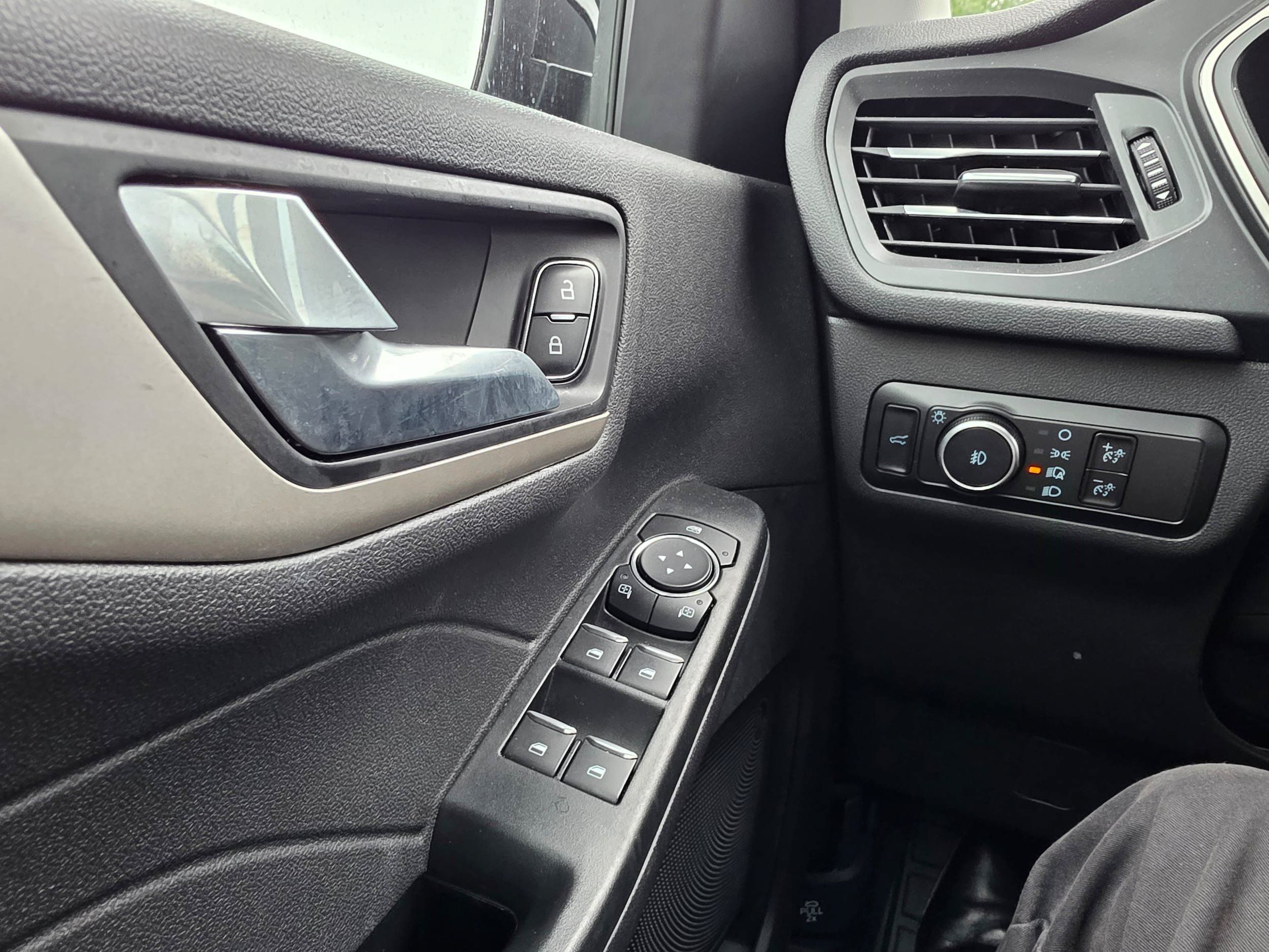 Used 2022 Ford Escape SEL AWD/4WD image 17