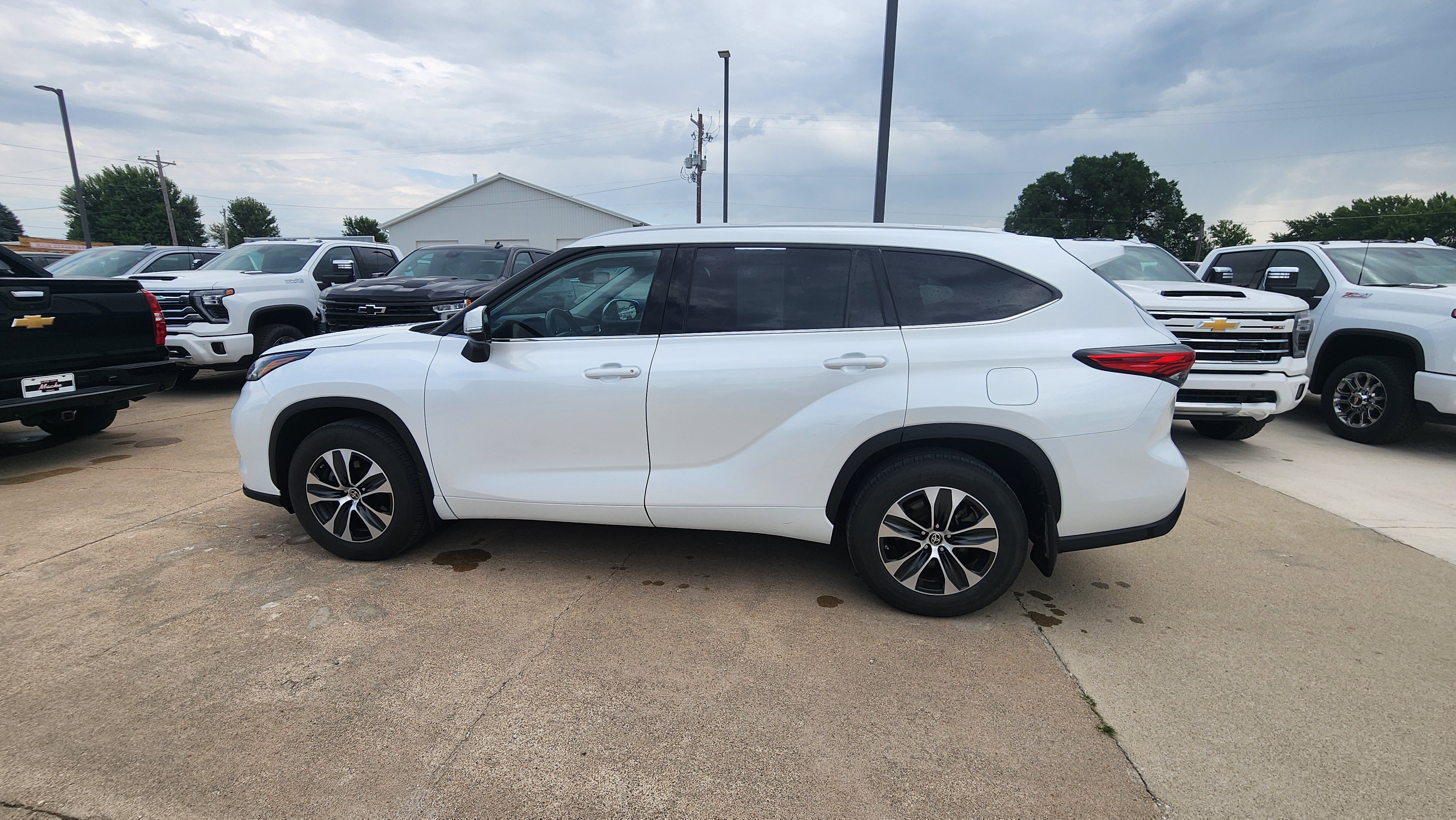 Used 2022 Toyota Highlander XLE AWD/4WD image 7
